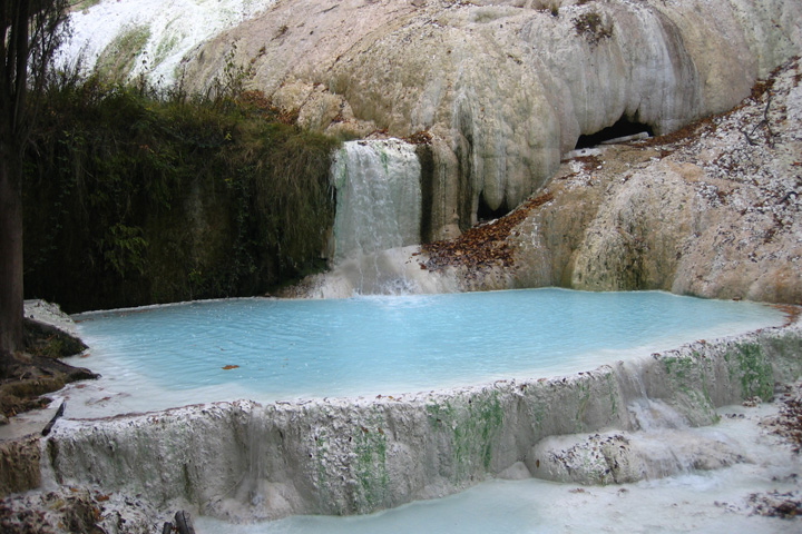 bagni san filippo soo una piccola localit termale in val dorcia alle pendici del monte amiata nel sud della tosacana a 120 km da firenze e 180 da roma